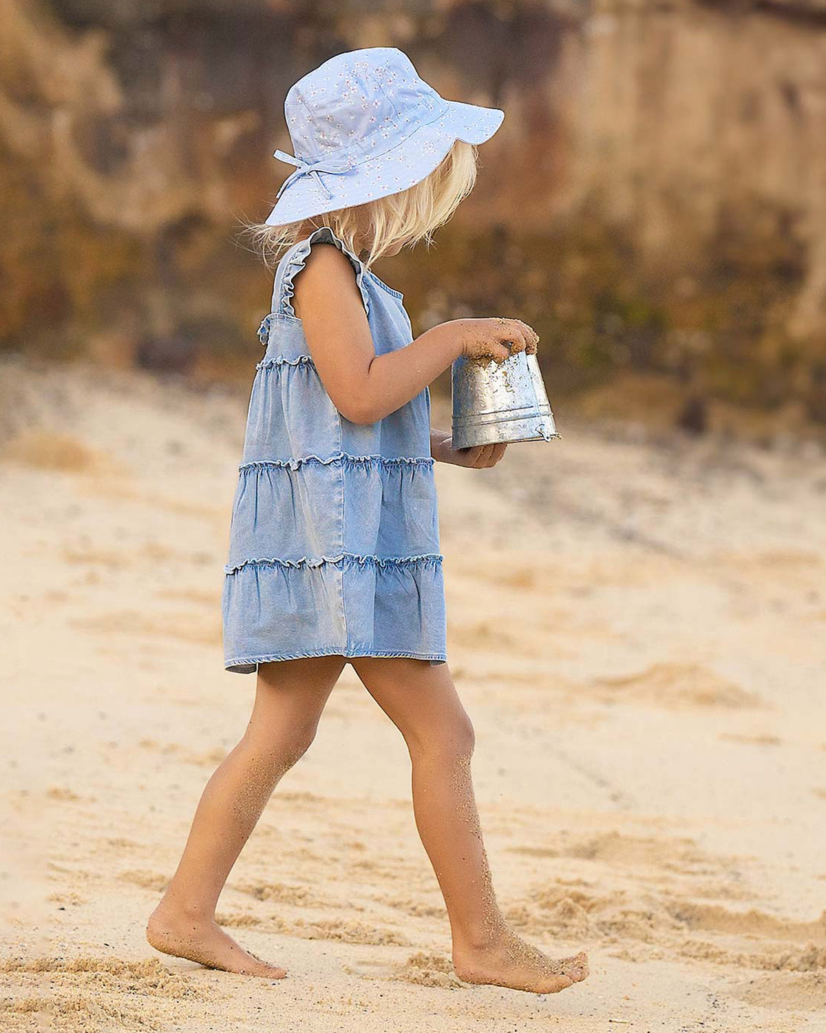 Toshi Sunhat Nina - Dusk